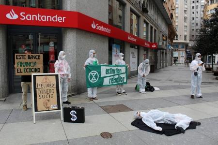 Extinction Rebellion Cantabria sale a la calle una vez más en Santander