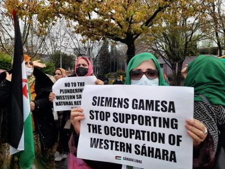 Saharauis se manifiestan contra Siemens Gamesa