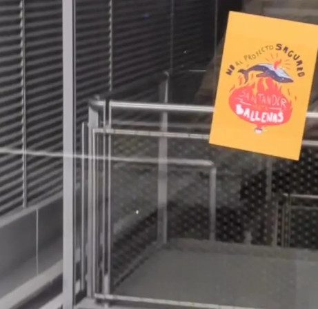 Activistas climáticos marcan en las huellas del Banco Santander recordatorios de su impacto por sus inversiones en energía fósil