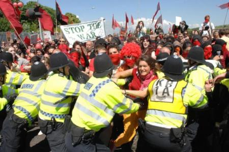 Manifestantes señalan la  feria de armas de Londres con dos semanas de resistencia