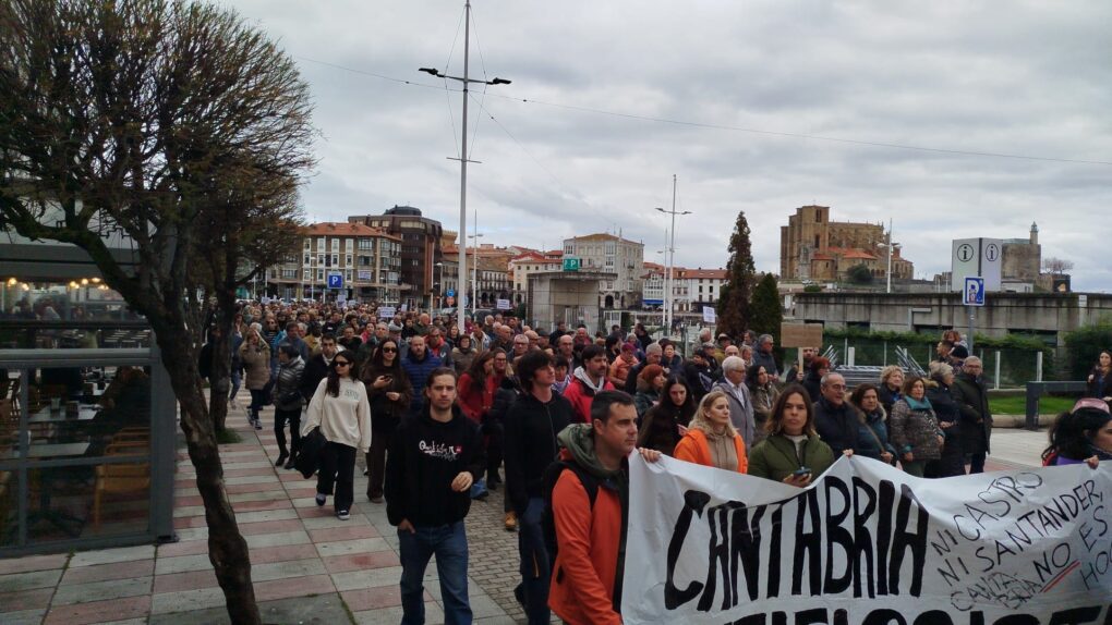 Castro-Urdiales se moviliza al grito de «Ningún ser humano es ilegal» ante la campaña contra el centro de menores
