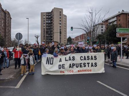 Vecinas y vecinos vuelven a manifestarse en Cazoña contra las casas de apuestas