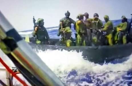 Los soldados israelíes disparan y embisten a los barcos de la Flotilla para poner fin a esta misión