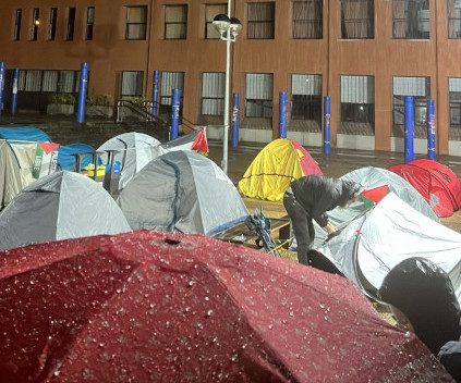 Primer día de acampada por Palestina tras una jornada de lucha en la Universidad de Cantabria