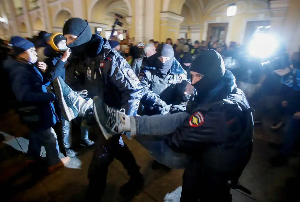 Rusia: A la espera de que gire la rueda de la historia. Reflexiones sobre la primera fase del movimiento antiguerra ruso (2022)