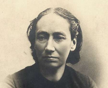 Louise Michel: de las aulas a las barricadas parisinas. La virgen roji-negra de la Comuna