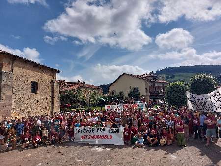 Una concentración de 300 personas se manifiesta contra el polígono eólico de Benavieja