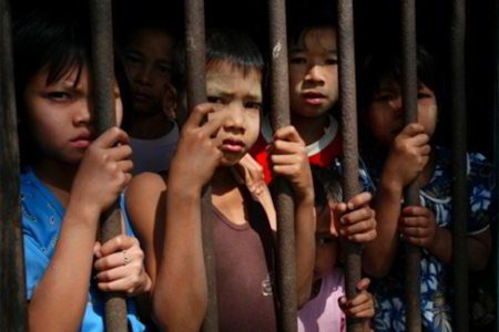 Niños entre rejas.  El abuso global de la detención de menores