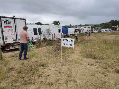 Salvar Oyambre cierra de forma simbólica la zona dunar usada como aparcamiento