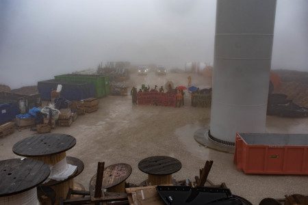 Medio centenar de personas acudieron este domingo para seguir denunciando el ecocidio y el expolio del territorio por las obras del Polígono Eólico del Escudo