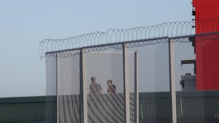No a las concertinas en el puerto de Santander