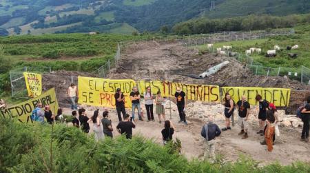 Vecinos de Cantabria se movilizan frente a las obras en el Escudo
