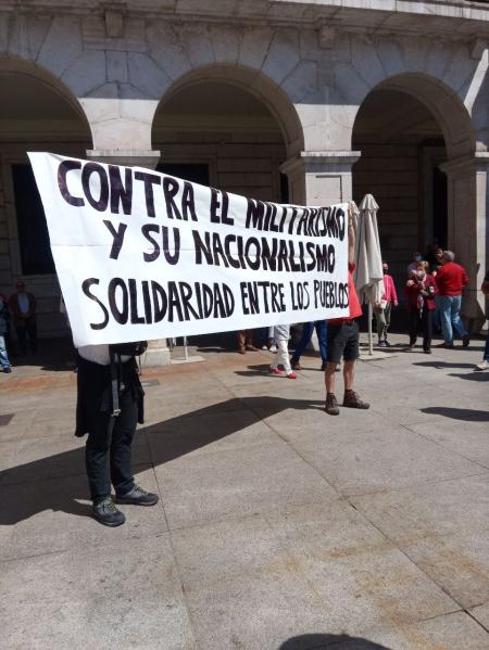 Antimilitaristas despliegan una pancarta en la jura de bandera de Santander