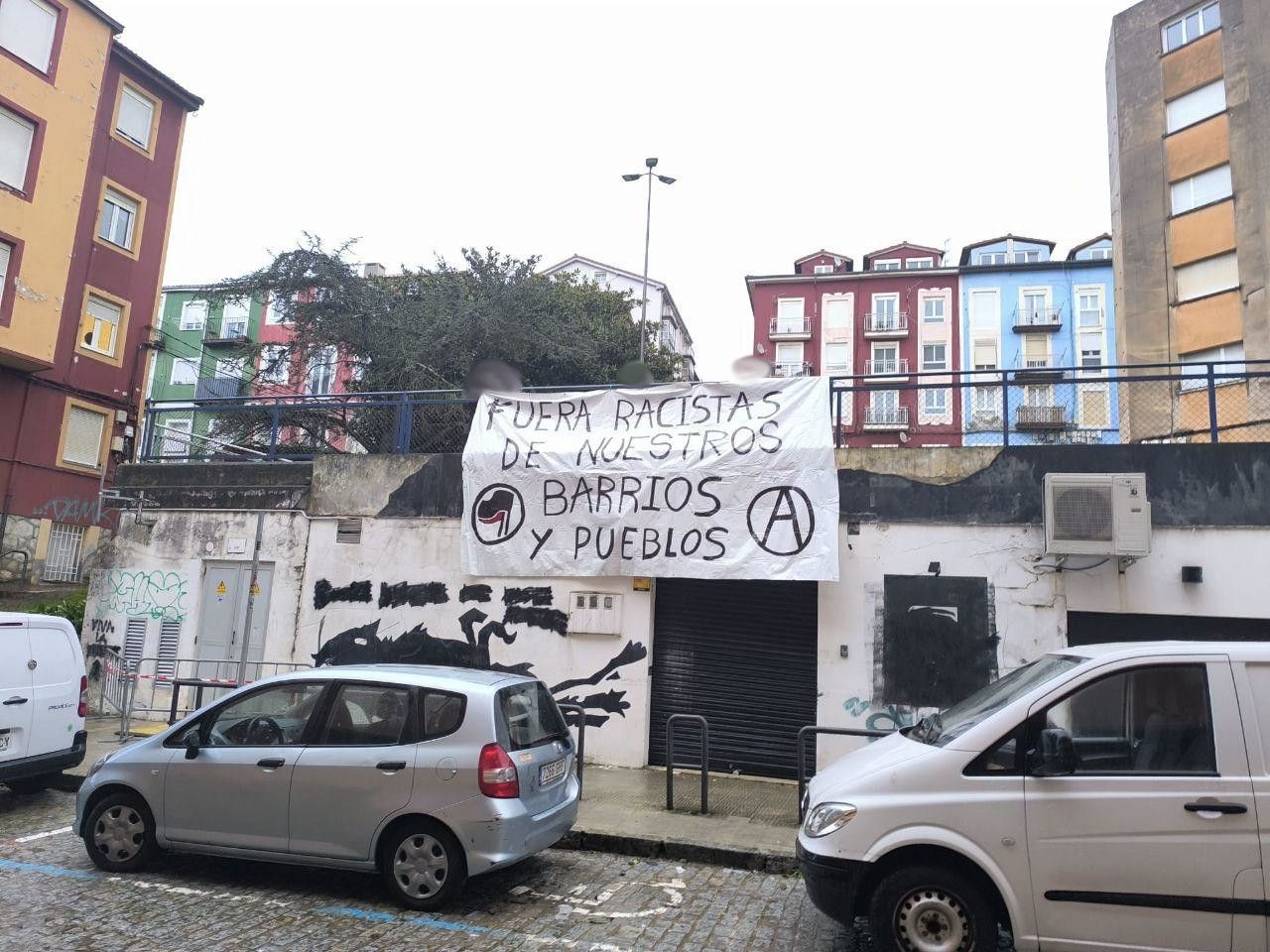 Antifascistas de Santander cuelgan una pancarta contra el racismo en un local neofascista