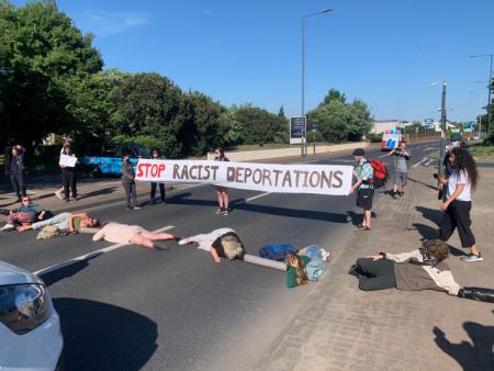 (UK)“No más deportaciones racistas”: los manifestantes de Stop Deportations bloquean la primera deportación de Ruanda
